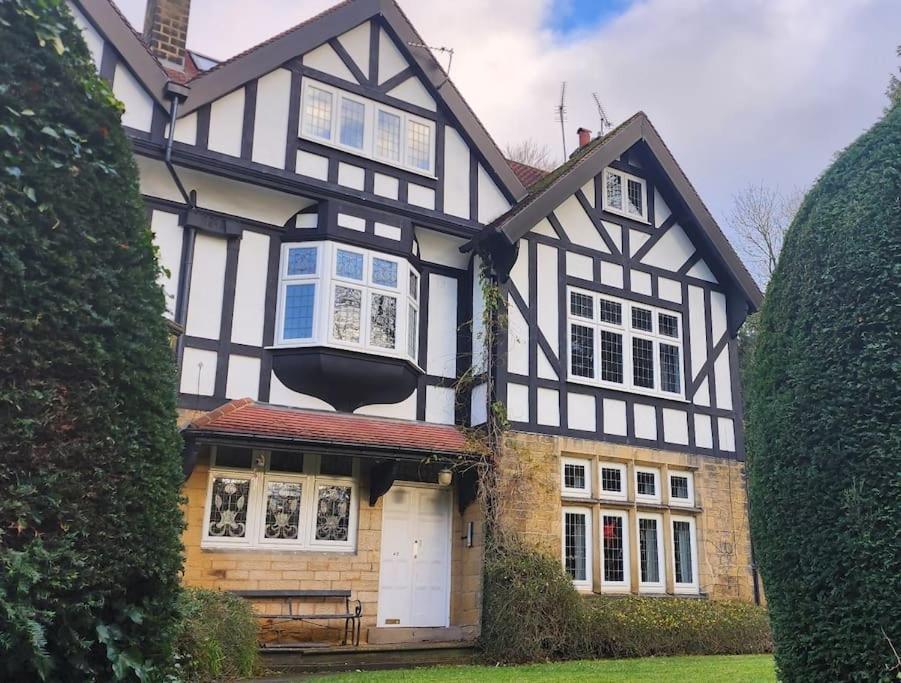 Spacious Guest Flat Near Roundhay Park Leeds  Bagian luar foto